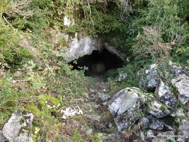 Cueva de Mauletxe dentro del recinto Fortificado