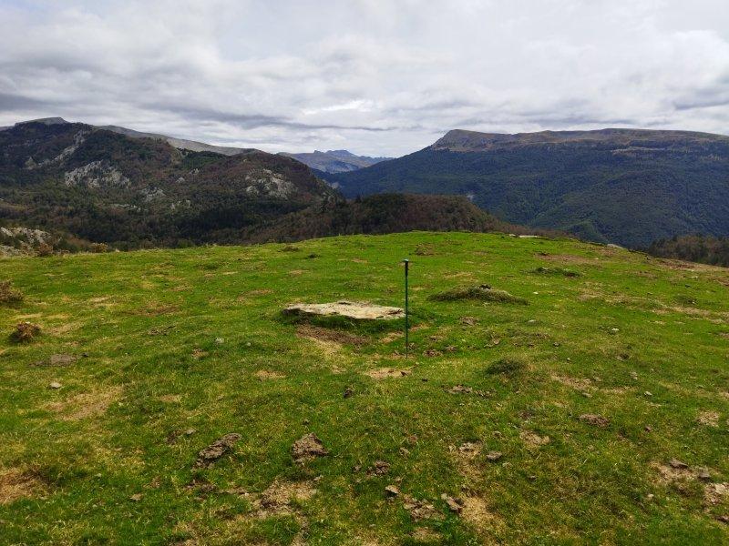 Dolmen Bortuzko visto del norte (Txintxurreta)