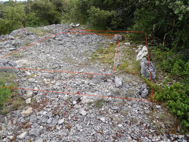 Muralla y restos de habitaciÃ³n adosada