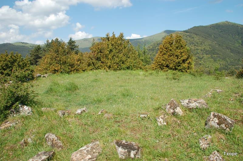 Circulo de piedras al Este del foso