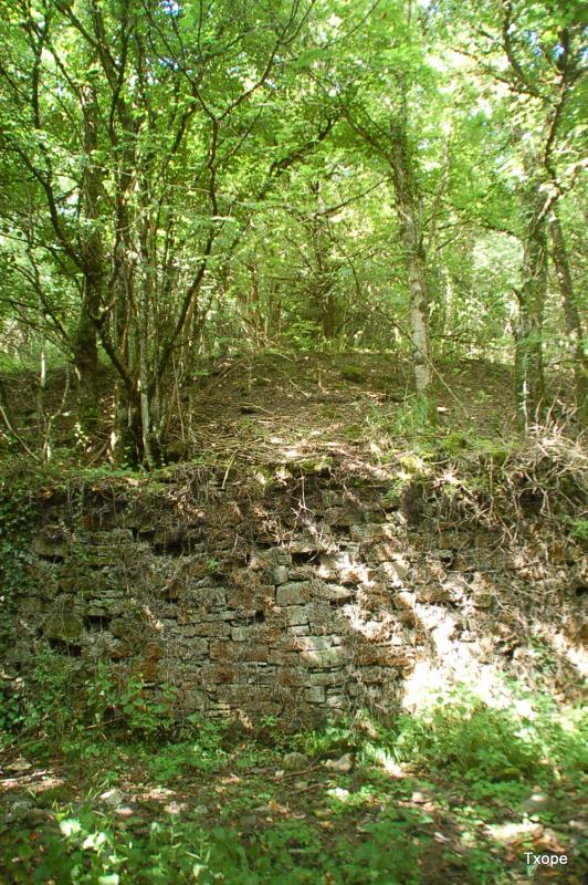 Escarpe y muro de contenciÃ³n al Norte